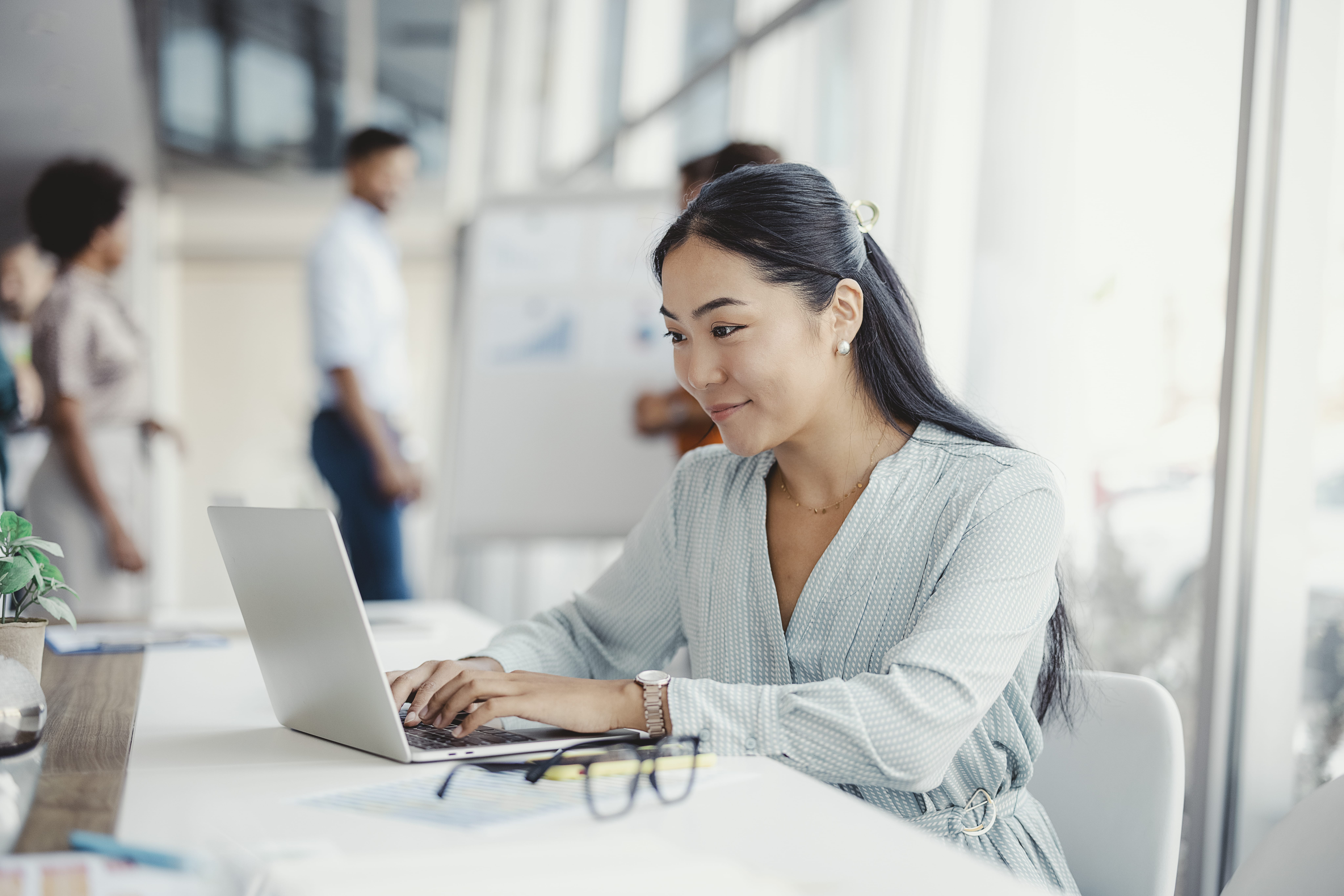 lady on laptop